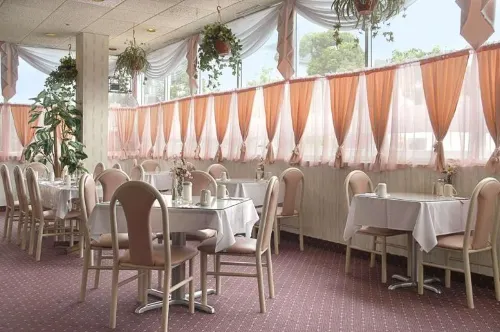 Glendale Express Hotel Restauration Photos