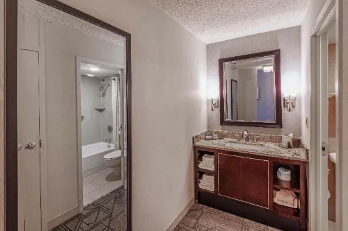 DoubleTree by Hilton Hotel Tulsa Downtown Rooms Photos
