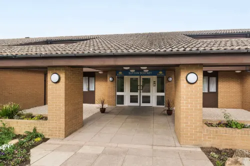 Days Inn by Wyndham Sutton Scotney South Außen Photos