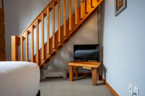 Basecamp Lodge Golden Rooms Photos