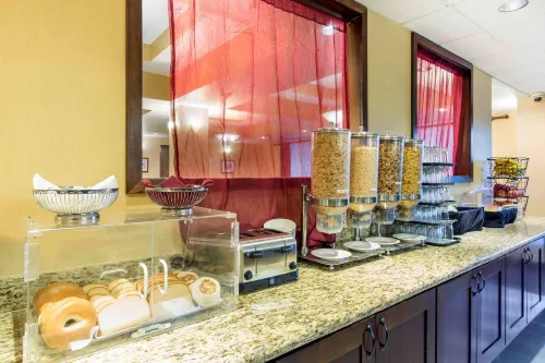 The Oaks Hotel & Suites Makanan Photos