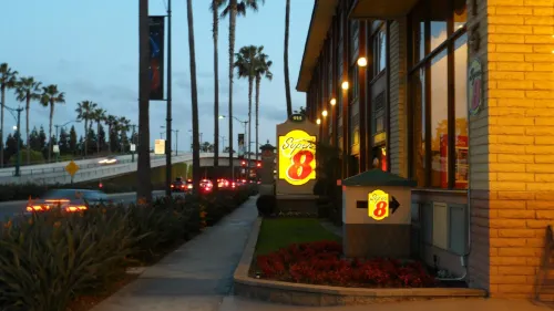 Super 8 by Wyndham Anaheim/Disneyland Drive Рядом с отелем Photos