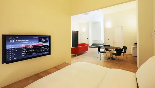 Hotel 498 Photos