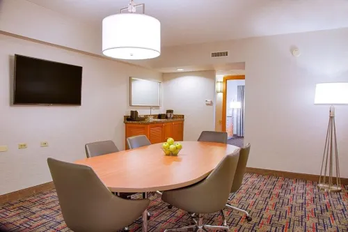 Embassy Suites by Hilton Chicago O'Hare Rosemont Rooms Photos