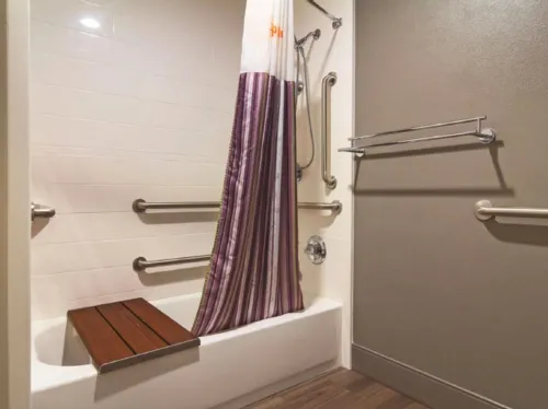 La Quinta Inn & Suites by Wyndham Cleveland - Airport North Rooms Photos