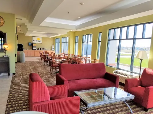 Days Inn by Wyndham Windsor Locks / Bradley Intl Airport Public Areas Photos