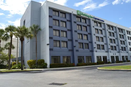 Holiday Inn Express & Suites Miami - Hialeah Exterior Photos
