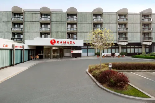 Ramada by Wyndham Nuernberg Parkhotel Exterior Photos