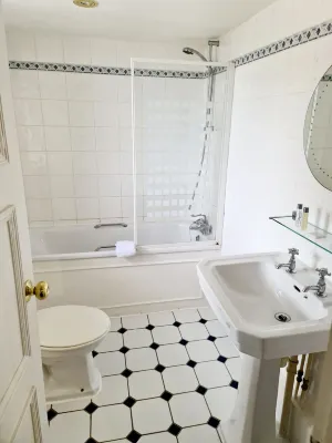 Barons Court Hotel Walsall Rooms Photos