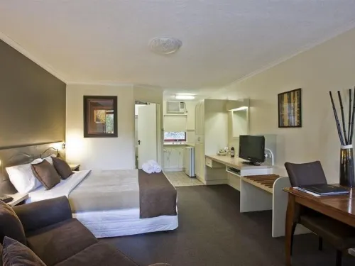Lorne Coachman Inn Photos