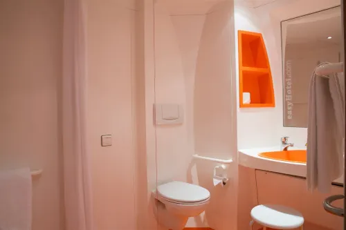 EasyHotel Victoria Photos