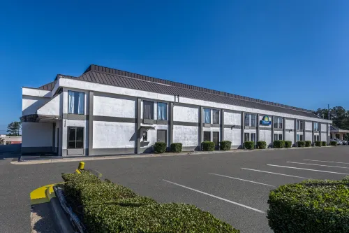 Days Inn & Suites by Wyndham Fort Bragg/Cross Creek Mall Exterior Photos