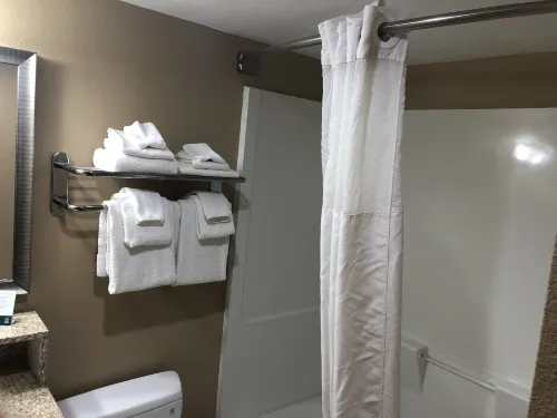 Quality Inn Near Joint Base Andrews-Washington Area Kamar Photos
