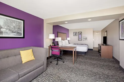 La Quinta Inn & Suites by Wyndham Visalia/Sequoia Gateway Kamar Photos