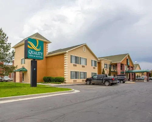 Quality Inn & Suites Airport West Rooms Photos
