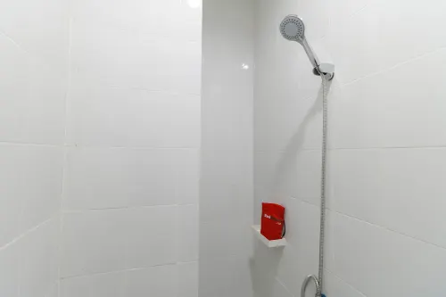 RedDoorz Plus @ Kapuk Business Park Kamar Photos