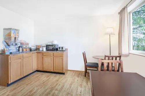 Super 8 by Wyndham Queensbury Glens Falls/Lake George Area Dining Photos