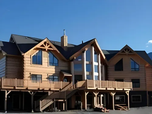 Basecamp Lodge Golden Exterior Photos