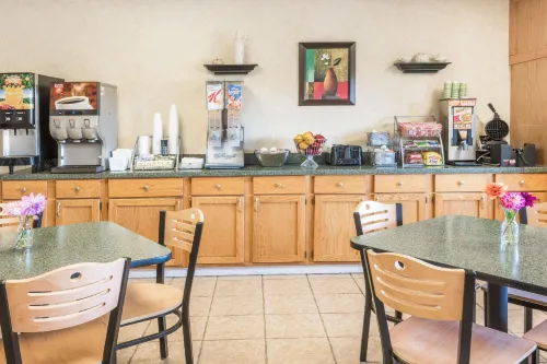 Super 8 by Wyndham Henrietta/Rochester Area Dining Photos