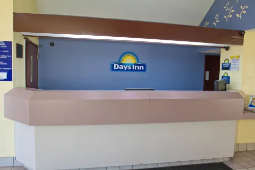 Days Inn by Wyndham Blue Springs Öffentliche Flächen Photos