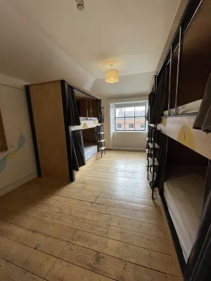 Leevin Hostel George Zimmer Photos