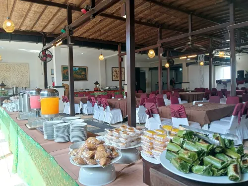 Nirmala Hotel & Convention Centre Питание Photos