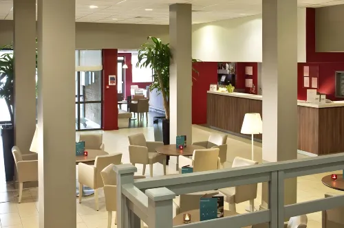 Campanile Swindon Espaces publics Photos