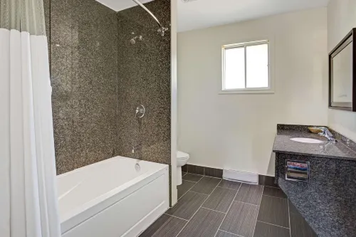 Howard Johnson by Wyndham Gananoque Photos