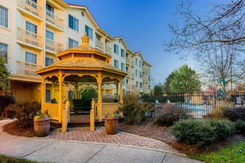 La Quinta Inn & Suites by Wyndham Raleigh Durham Airport Exterior Photos