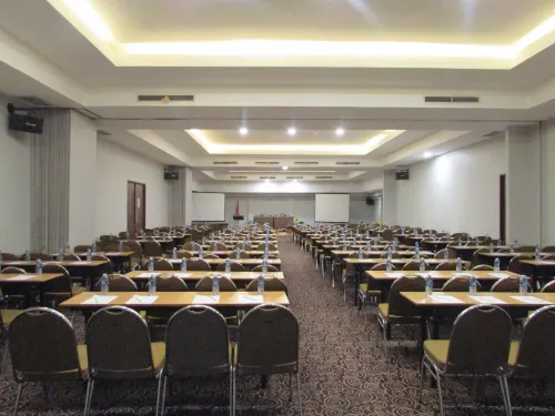 Grand Cikarang Hotel Geschäftseinrichtungen Photos