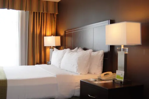 Holiday Inn & Suites Anaheim (1 Blk/Disneyland®) Rooms Photos