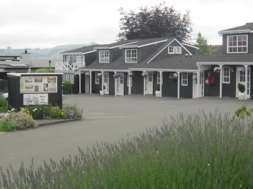 Cottage Mews Motel Exterior Photos
