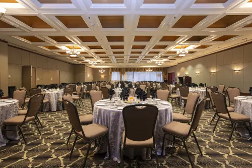 Sandman Signature Edmonton Downtown Hotel Restauration Photos