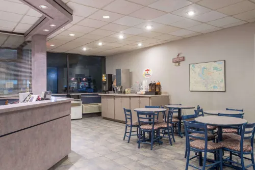 Super 8 by Wyndham Liverpool/Syracuse North Airport Featured Photos