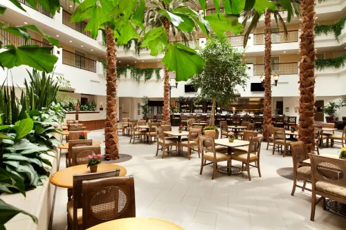 Embassy Suites by Hilton la Quinta Hotel & Spa Restauration Photos