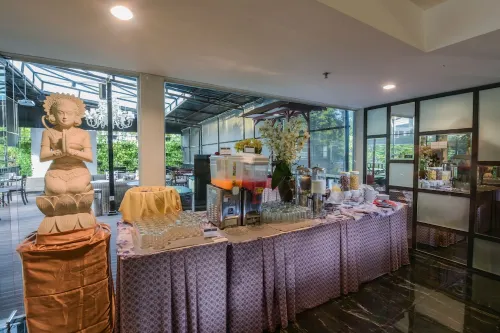 Royal Regantris Cendana Makanan Photos
