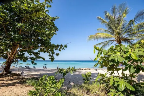 Outrigger Surin Beach Resort Рядом с отелем Photos
