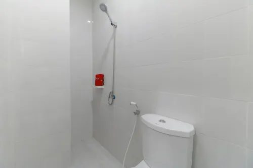 RedDoorz Plus @ Kapuk Business Park Kamar Photos