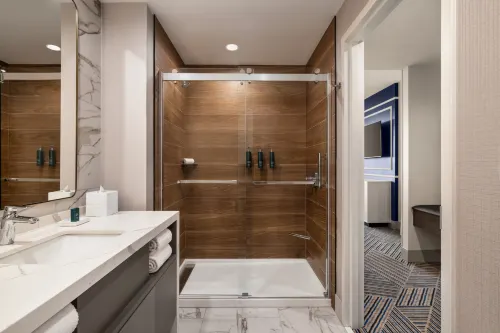 Hilton BNA Nashville Airport Terminal Rooms Photos
