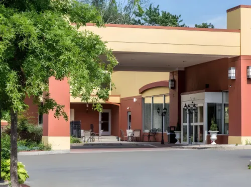 Clarion Hotel & Suites Hamden-New Haven Exterior Photos