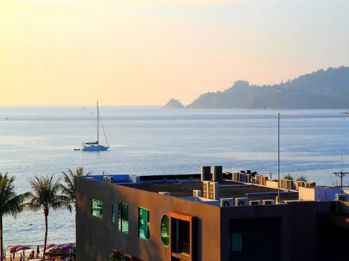 7Q Patong Beach Hotel À proximité de l'hôtel Photos