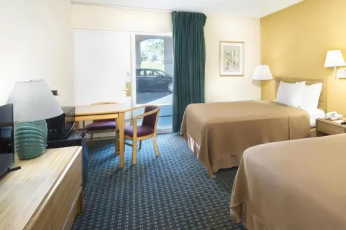 Howard Johnson by Wyndham Newburgh/West Point Rooms Photos