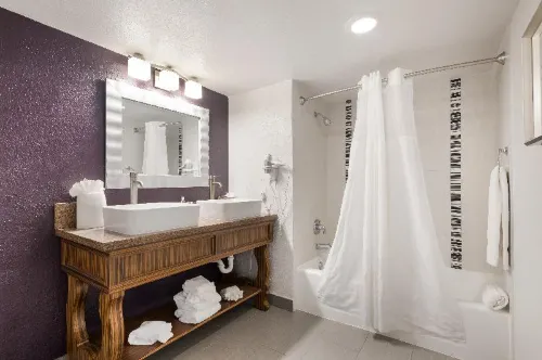 Clarion Inn & Suites Across from Universal Orlando Resort Rooms Photos