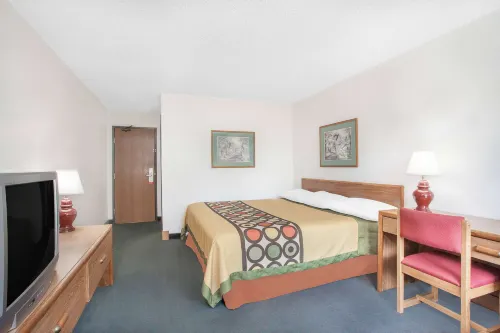 Super 8 by Wyndham Queensbury Glens Falls/Lake George Area Rooms Photos