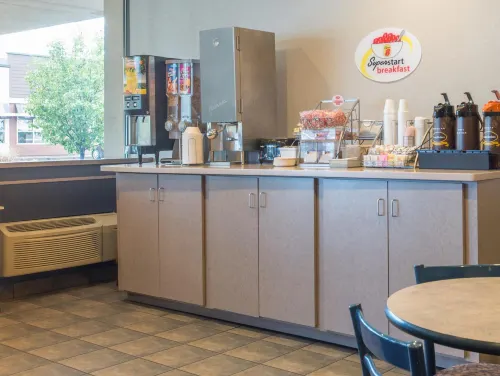 Super 8 by Wyndham Liverpool/Syracuse North Airport Dining Photos