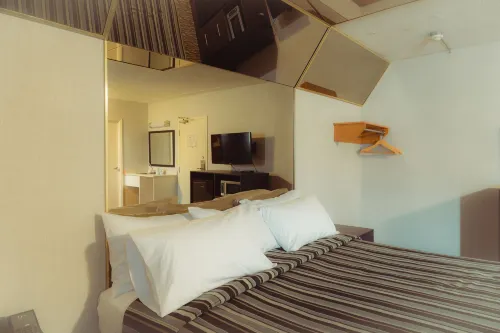 Deluxe Inn Photos