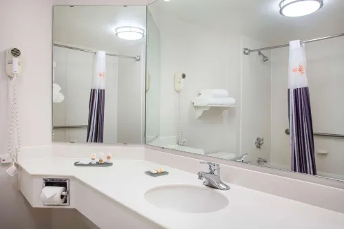 La Quinta Inn & Suites by Wyndham Charlotte Airport South Zimmer Photos