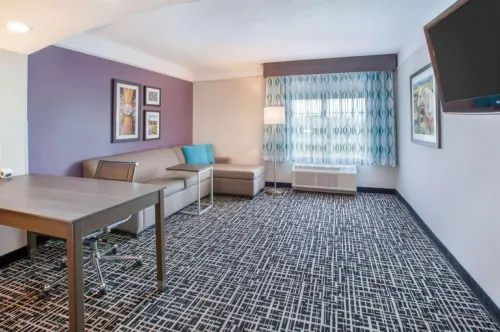 La Quinta Inn & Suites by Wyndham Cincinnati Airpt Florence Rooms Photos