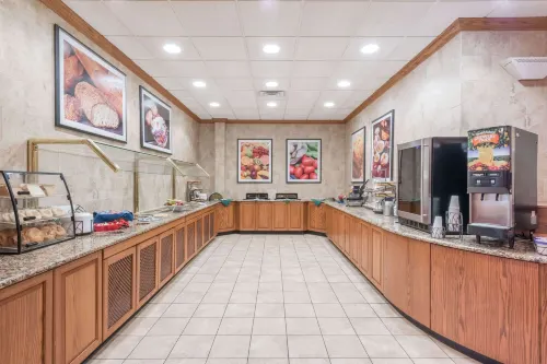 Ramada by Wyndham State College Hotel & Conference Center Restauration Photos
