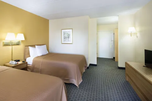 Howard Johnson by Wyndham Newburgh/West Point Rooms Photos